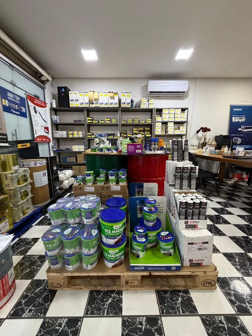 Interior da loja ESTCOLOR com produtos Viapol, Kisafix e Unipro